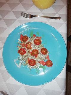Una foto de Gulas al ajillo con salmón y cherry