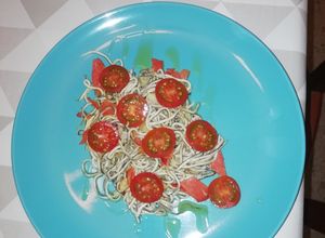 Una foto de Gulas al ajillo con salmón y cherry