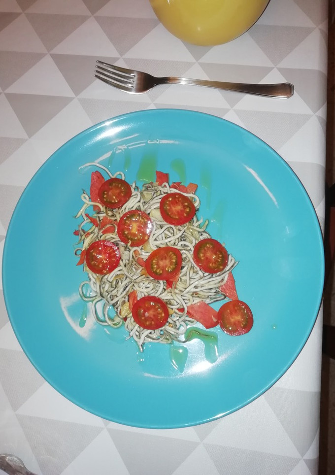 Una foto de Gulas al ajillo con salmón y cherry