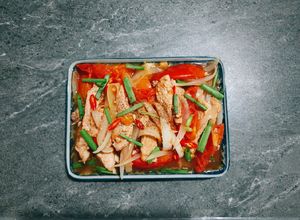 Hình của món Sườn heo xào hành tây cà chua.