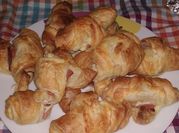 Una foto de croissant de hojaldre salado