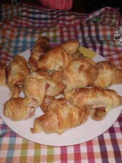 Una foto de Croissants de jamón y queso