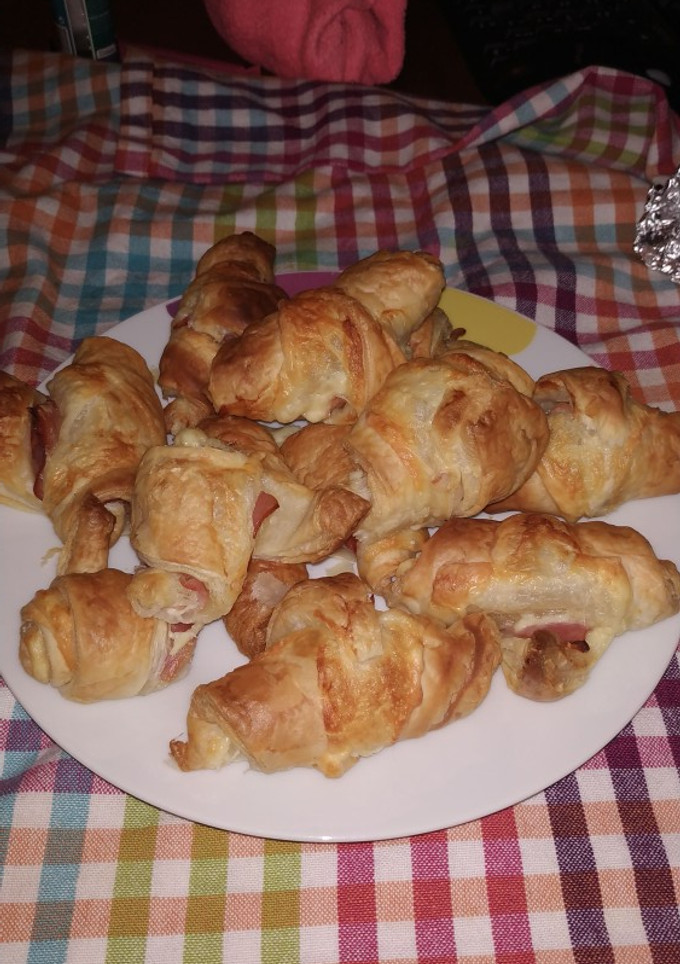 Una foto de Croissants de jamón y queso