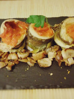 Una foto de 🐟Rollitos de lubina a la cúrcuma