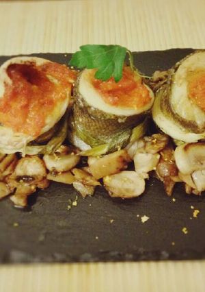 Una foto de 🐟Rollitos de lubina a la cúrcuma