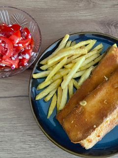 Rántott cukkini paradicsomsalátával recept fotója