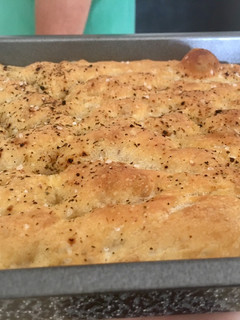Una foto de Focaccia -o coca de aceite- fácil sin amasar