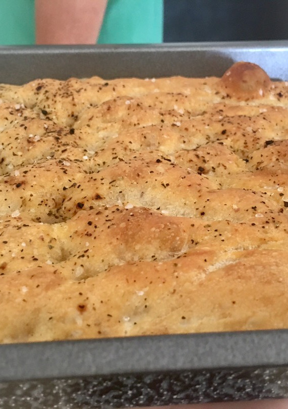 Una foto de Focaccia -o coca de aceite- fácil sin amasar