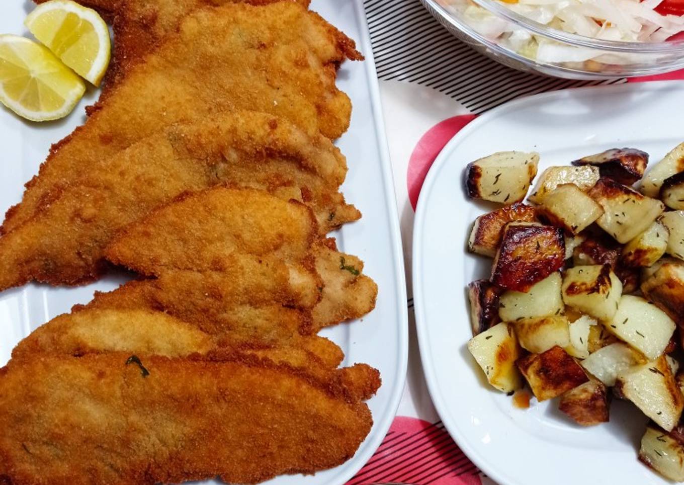 Pechugas de pollo rebozadas con patatas al tomillo y ensalada 🥗
