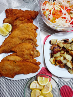 Una foto de Pechugas de pollo rebozadas con patatas al tomillo y ensalada 🥗