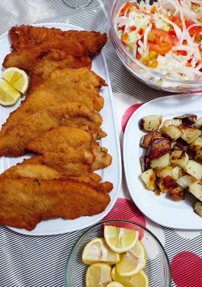 Una foto de Pechugas de pollo rebozadas con patatas al tomillo y ensalada 🥗