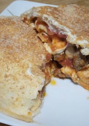 Une photo de La calzone poulet merguez
