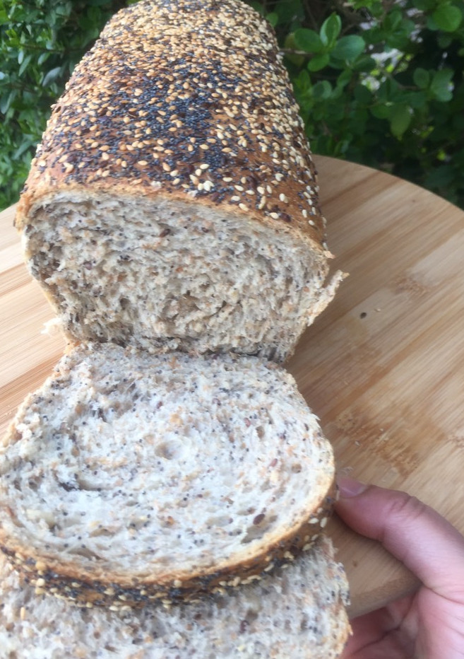 Una foto de Pan de molde integral con semillas