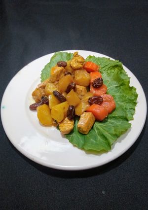 Una foto de Manzana 🍎 y pollo al curry 🐔🥕🍇