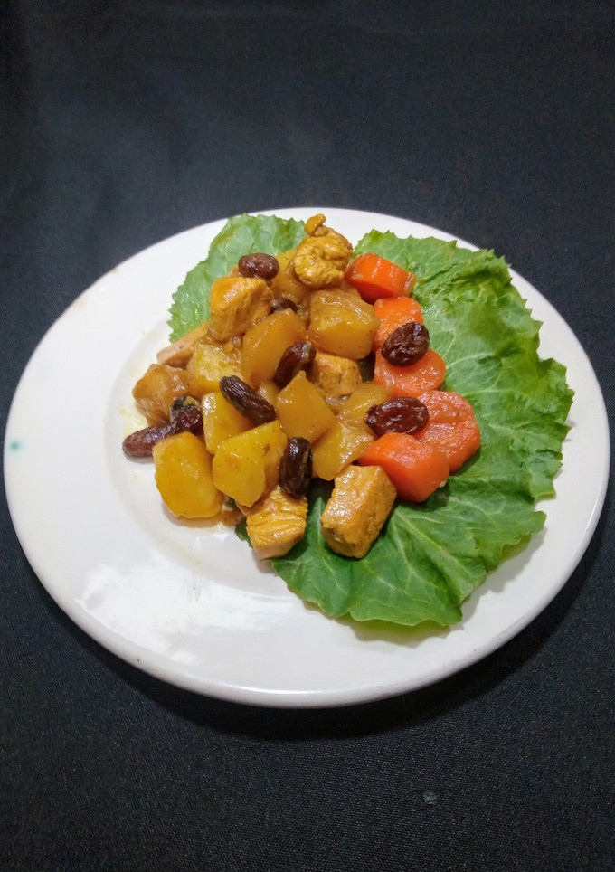 Una foto de Manzana 🍎 y pollo al curry 🐔🥕🍇