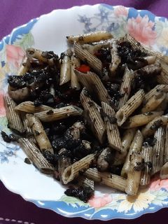 Una foto de Macarrones con pota en salsa de tinta de sepia