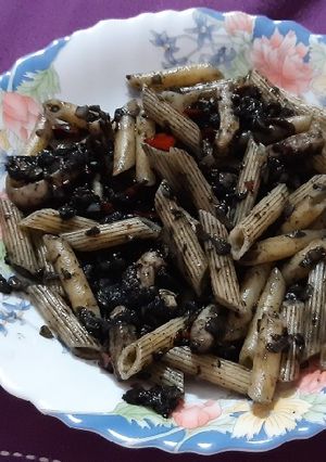 Foto principal de Macarrones con pota en salsa de tinta de sepia