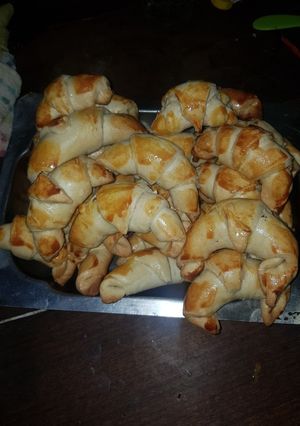 Una foto de Medialunas con crema pastelera🤤