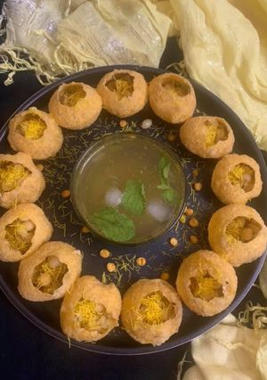 मुंबई स्टाइल पानी पूरी (mumbai style pani puri recipe in Hindi) रेसिपी मुख्य फोटो