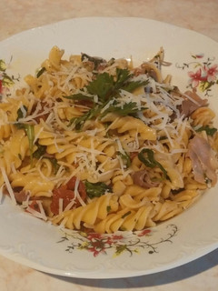 Sonkás-aszalt paradicsomos fusilli, rukkolával🍖🍅 recept fotója