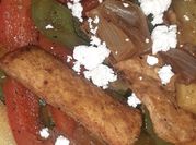 Una foto de fajitas de pollo crujientes