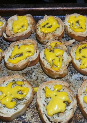 Una foto de Tostaditas adobadas y gratinadas con cheddar