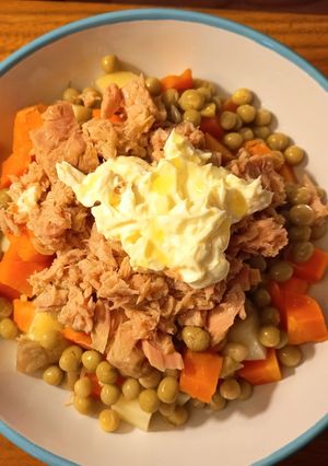 Una foto de Ensalada rusa con atún