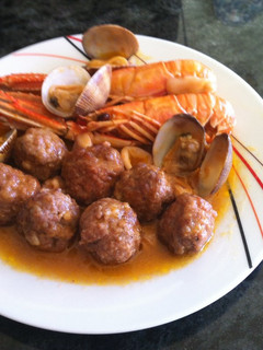 Una foto de Albóndigas con cigalas y almejas