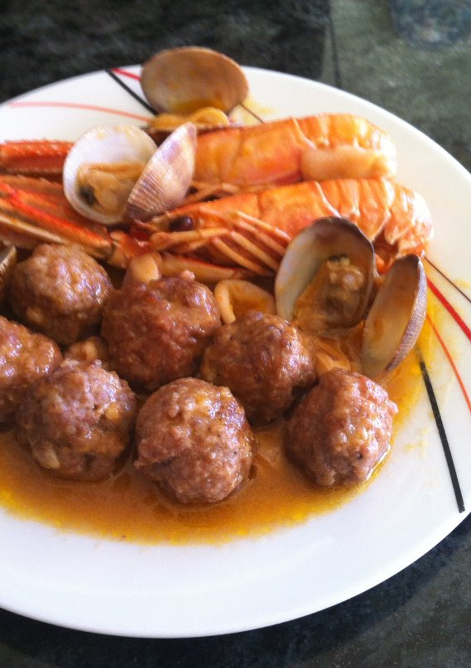 Una foto de Albóndigas con cigalas y almejas
