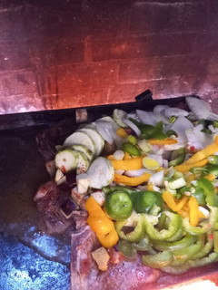 Una foto de Costeletas a la plancheta con verduras