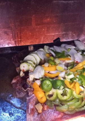 Una foto de Costeletas a la plancheta con verduras