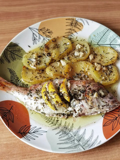 Una foto de Besugos al horno con patatas, infusionados con aceite de tomillo