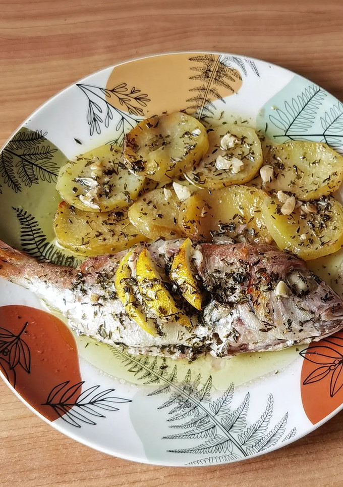 Una foto de Besugos al horno con patatas, infusionados con aceite de tomillo