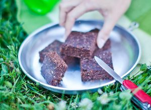 Vegán, kókuszos, nyers brownie recept fotója