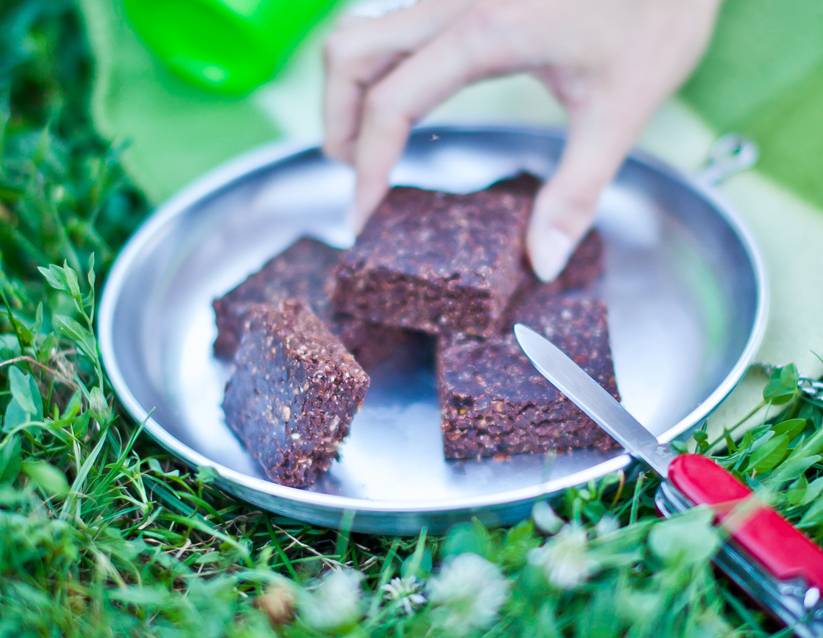 Vegán, kókuszos, nyers brownie recept recept fotó