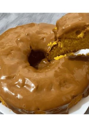 Foto de BOLO DE CENOURA COM COBERTURA DE DOCE DE LEITE SIMPLES E DELICIOSO | MUITO FÁCIL DE FAZER