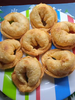 Una foto de Empanadas fritas de queso y cebolla 🧀🧅🧅🧅🧀🧅🧅🧅🧀