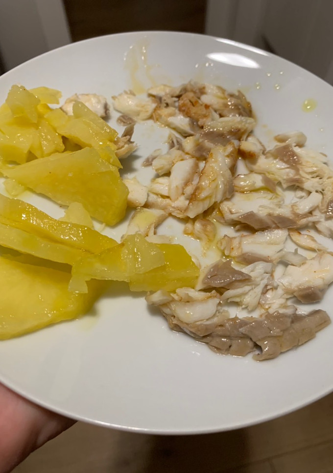 Una foto de Lubina a la gallega en lekue con patatas