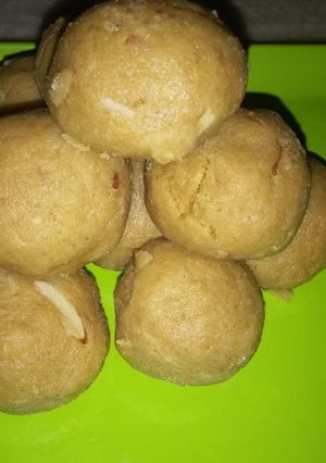 A picture of Gond ladoo.