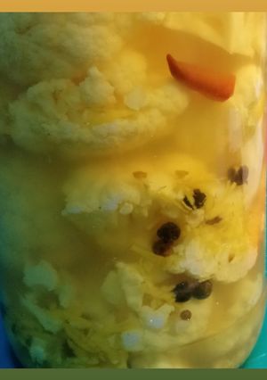 Una foto de Pickles de coliflor