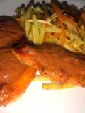 Pollo al azafrán, con salsa de pimiento rojo y bambú salteado