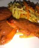 Pollo al azafrán, con salsa de pimiento rojo y bambú salteado
