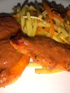 Una foto de Pollo al azafrán, con salsa de pimiento rojo y bambú salteado