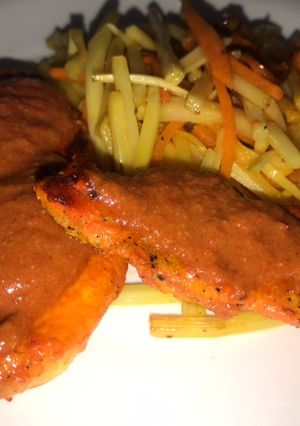 Una foto de Pollo al azafrán, con salsa de pimiento rojo y bambú salteado