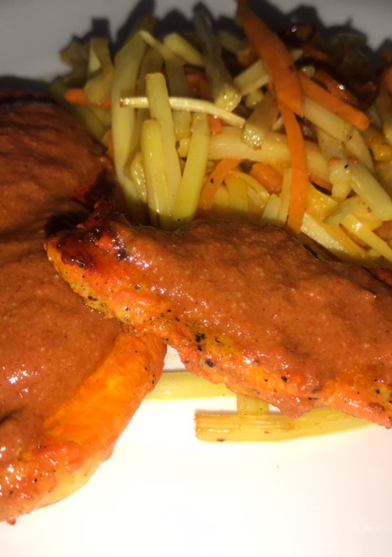 Una foto de Pollo al azafrán, con salsa de pimiento rojo y bambú salteado