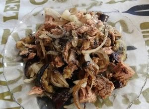 Una foto de Plancheta saludable de berenjena, atún, cebolla y oliva