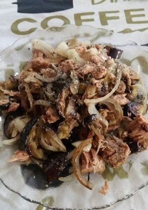 Una foto de Plancheta saludable de berenjena, atún, cebolla y oliva