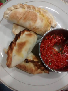Una foto de Empanadas salteñas con salsa de locoto