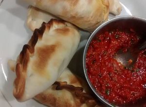 Una foto de Empanadas salteñas con salsa de locoto