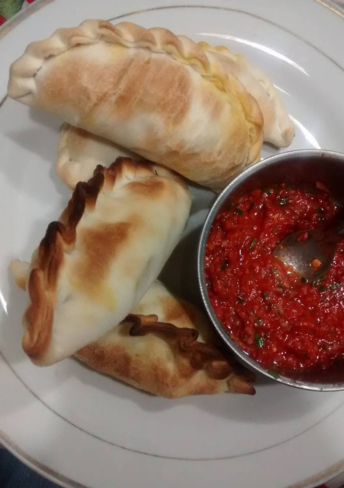 Una foto de Empanadas salteñas con salsa de locoto
